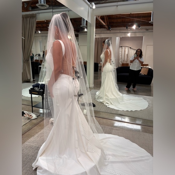 Chic Ivory Bridal Gown with Button Detail - Picture 12 of 12